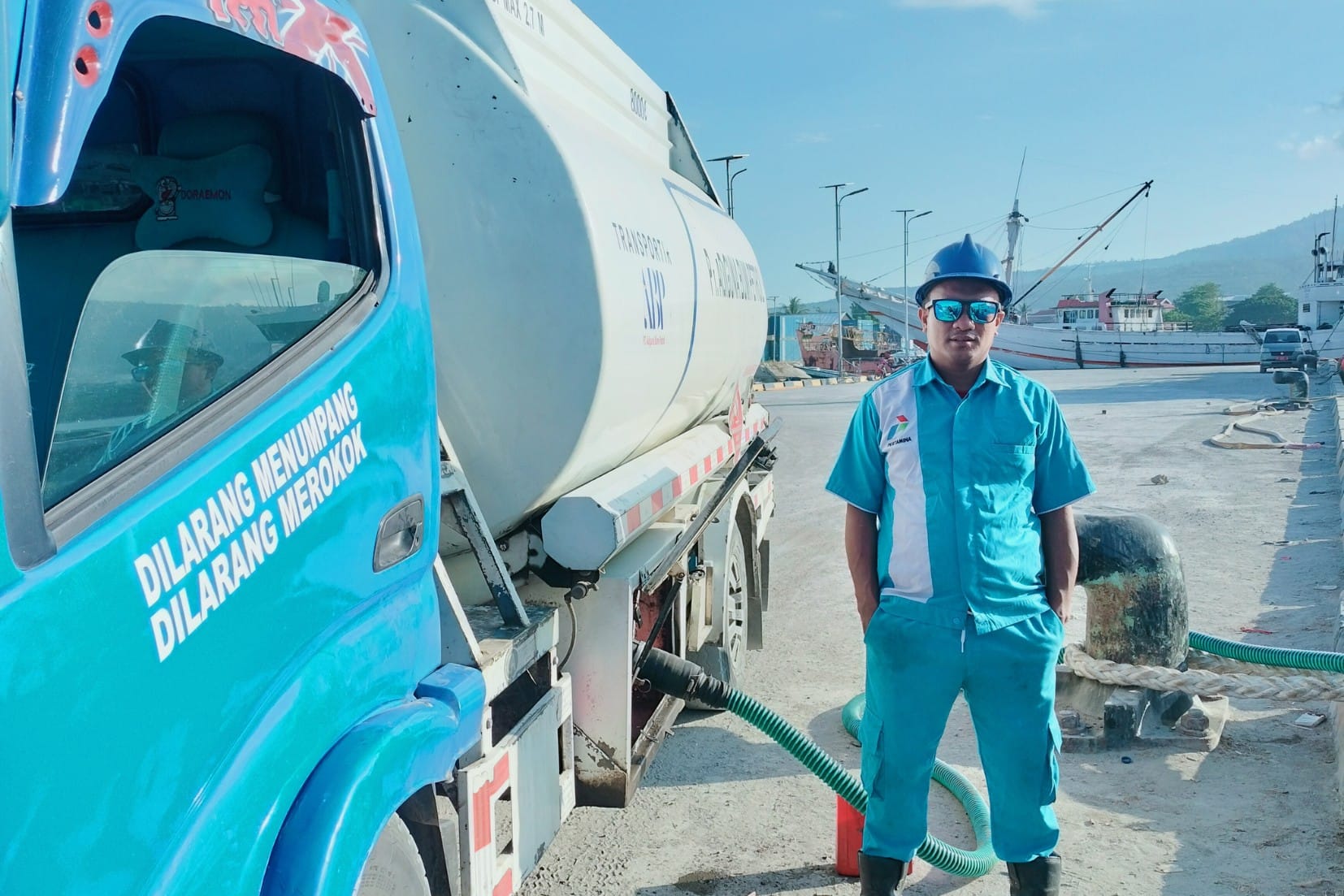 Personel dan mobil tangki Adiguna dalam dokumentasi layanan industri