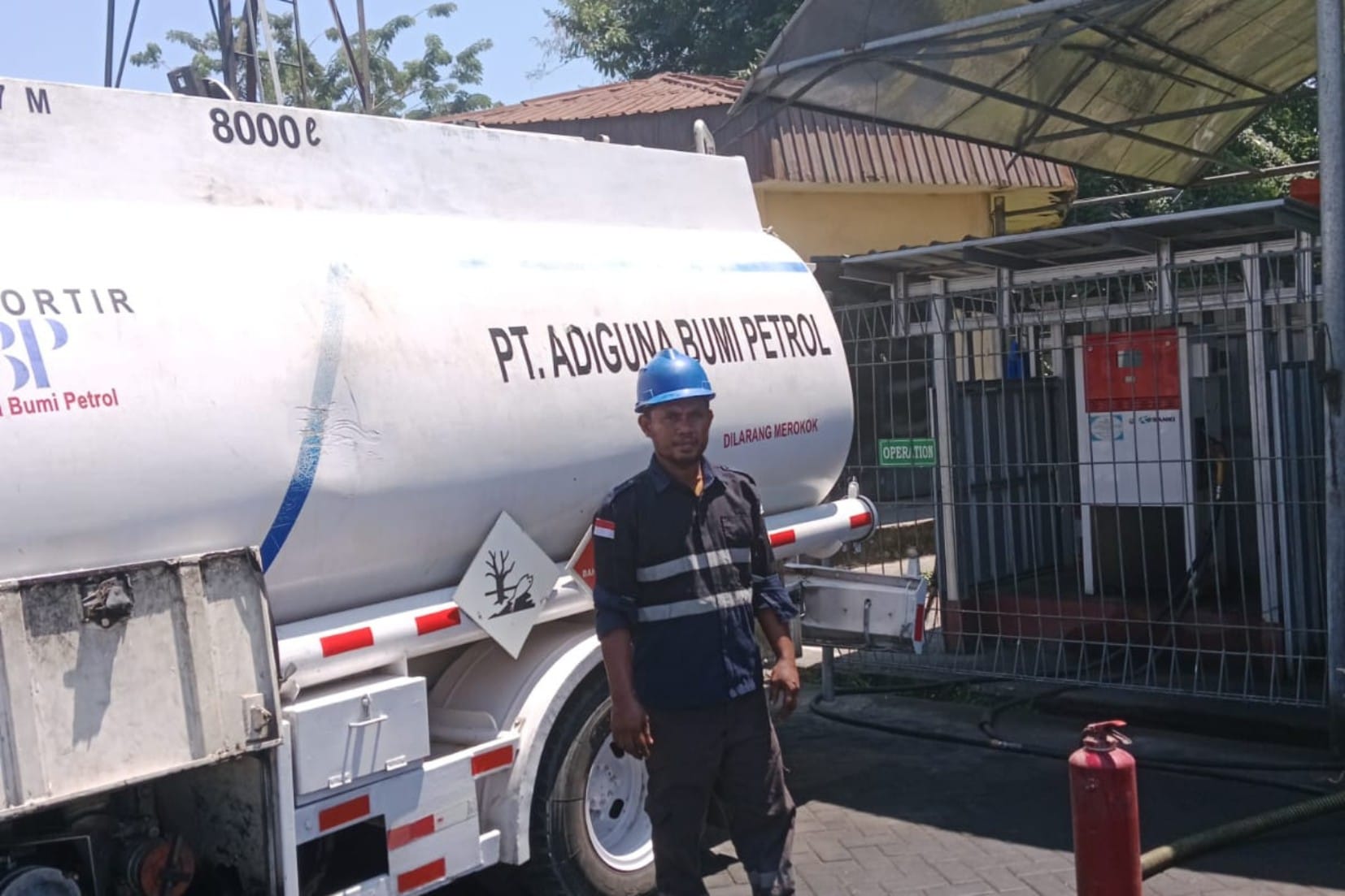 Personel dan mobil tangki Adiguna dalam dokumentasi layanan perhutanan