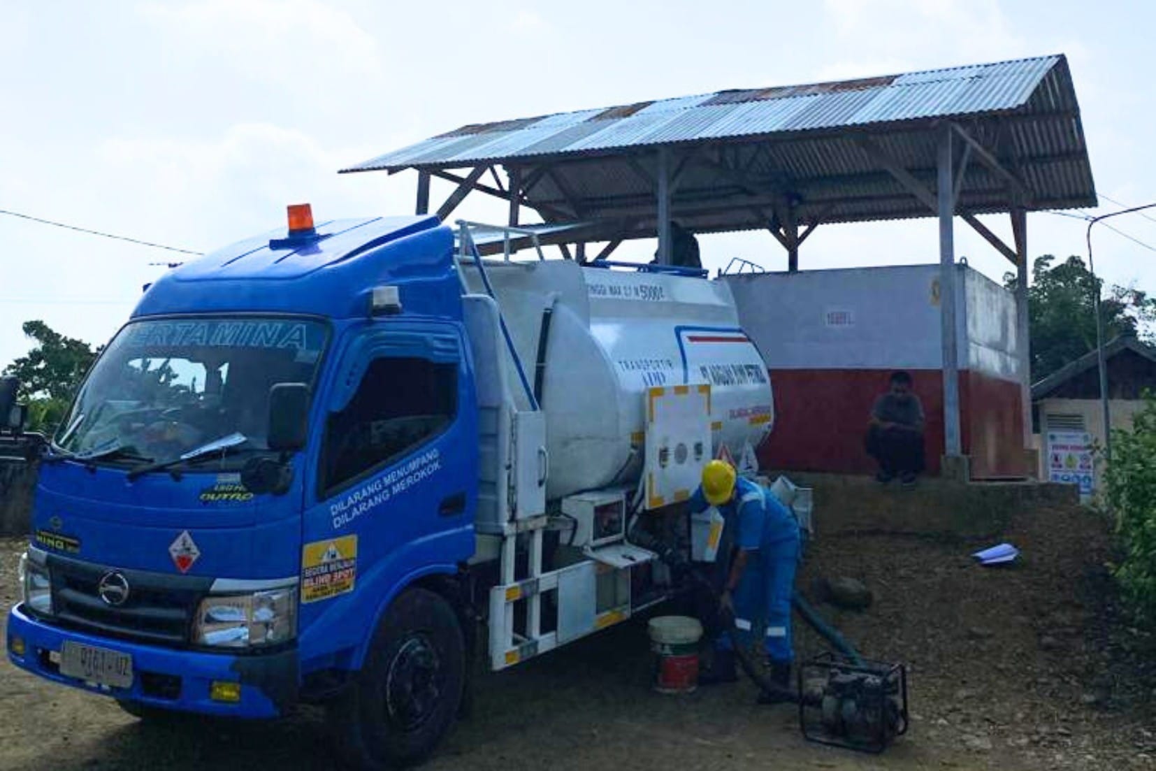 Mobil tangki Adiguna di area operasional dalam dokumentasi layanan konstruksi