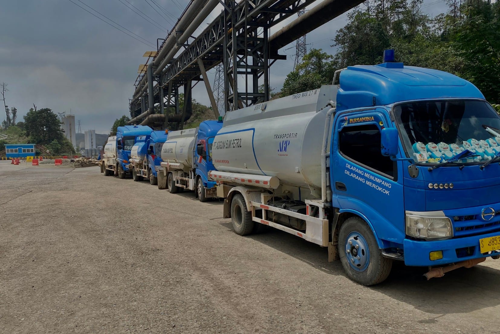 Armada mobil tangki PT. Adiguna Bumi Petrol di area distribusi BBM
