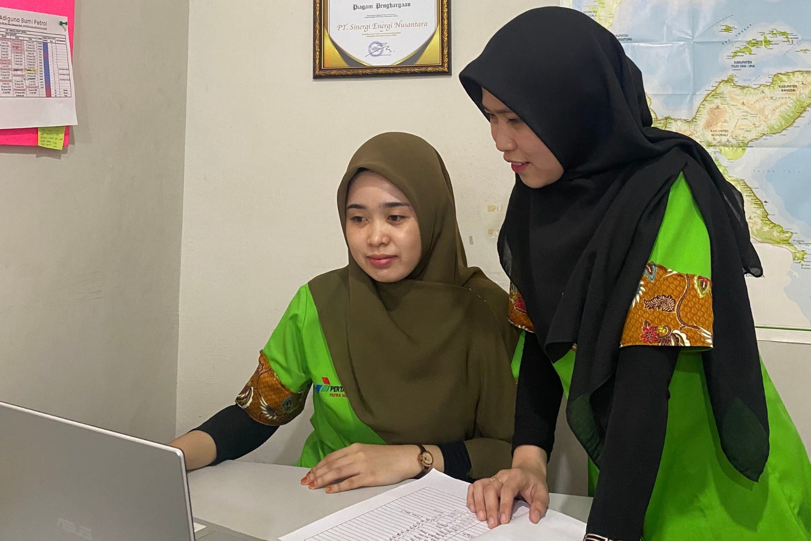Tim Adiguna bekerja bersama di kantor